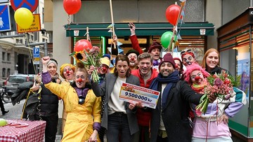 Clowner och representanter från Clowner utan gränser firar tillsammans med Postkodlotteriets Jesper Blomqvist.