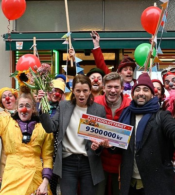 Clowner och representanter från Clowner utan gränser firar tillsammans med Postkodlotteriets Jesper Blomqvist.
