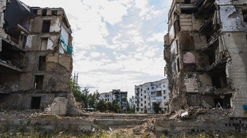 Ruiner av bombade hus i Ukraina