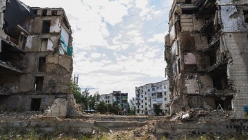 Ruiner av bombade hus i Ukraina