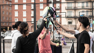 Ungdomar som peppar varandra inför en padel-match.
