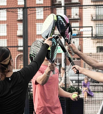 Ungdomar som peppar varandra inför en padel-match.