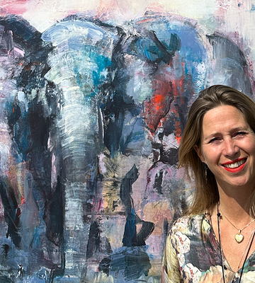 Konstnären Karin Holmström framför en målning av en elefant.