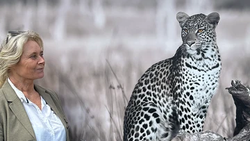 Fotografen Jytte Fredholm Ferreira fram ett fotografi av en leopard.