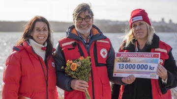 Andrei Engstrand Neacsu, chef för Svenska Röda Korsets enhet för Europa och Centralasien och Ulrika Modéer, generalsekreterare för Svenska Röda Korset med Postkodlotteriets Magdalena Forsberg.