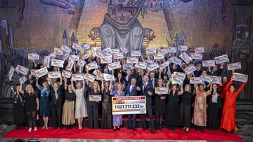 Representanter för Postkodlotteriets förmånstagare jublar med sina basstödscheckar tillsammans med Rickard Sjöberg och Postkodlotteriets Managing Directors Ebba Kilman och Anders Årbrandt.