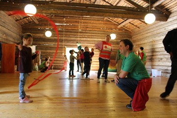 Barn testar cirkus tillsammans med personal från Clowner utan gränser och Röda korset.
