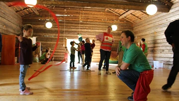 Barn testar cirkus tillsammans med personal från Clowner utan gränser och Röda korset.