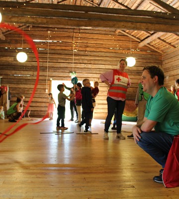 Barn testar cirkus tillsammans med personal från Clowner utan gränser och Röda korset.